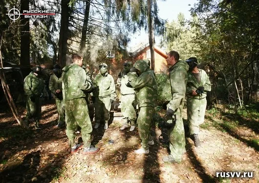 Пейнтбол на лесной площадке в Вологде: команда на игре