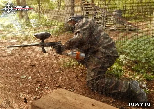 Пейнтбол на лесной площадке в Вологде: команда на игре