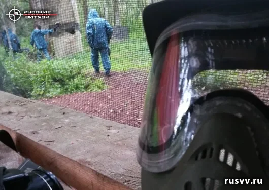Пейнтбол на лесной площадке в Вологде: команда на игре