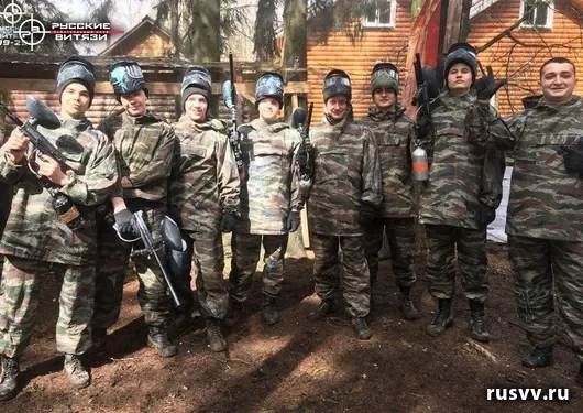 Пейнтбол на лесной площадке в Вологде: команда на игре