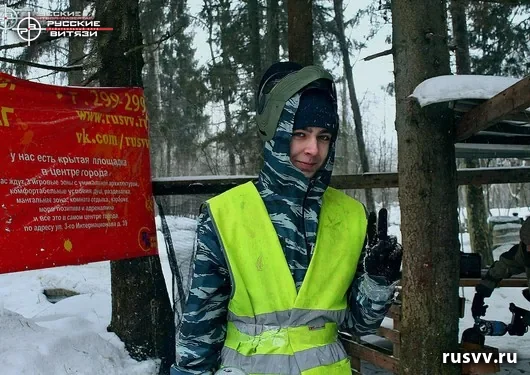 Пейнтбол на лесной площадке в Вологде: команда на игре