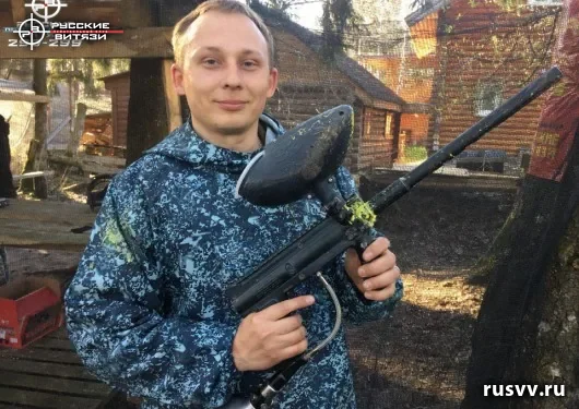Пейнтбол на лесной площадке в Вологде: команда на игре