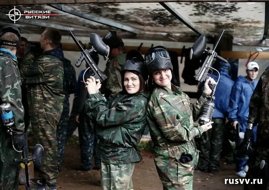 Пейнтбол на лесной площадке в Вологде: команда на игре