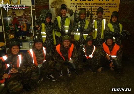 Пейнтбол в Вологде: команда в масках и с маркерами