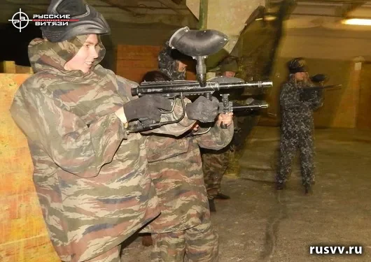 Пейнтбол в Вологде: команда в масках и с маркерами
