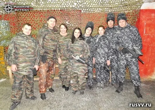 Пейнтбол в Вологде: команда в масках и с маркерами
