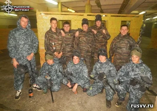 Пейнтбол в Вологде: команда в масках и с маркерами