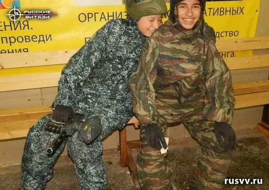 Пейнтбол в Вологде: команда в масках и с маркерами