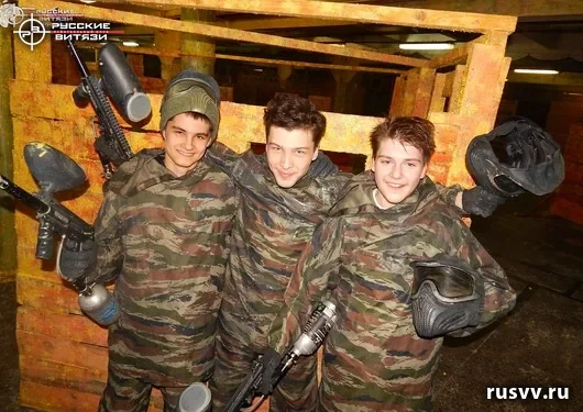 Пейнтбол в Вологде: команда в масках и с маркерами