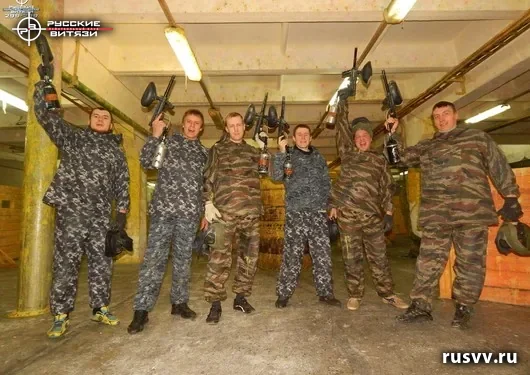 Пейнтбол в Вологде: команда в масках и с маркерами