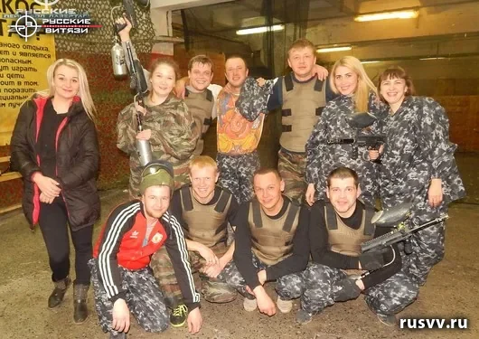 Пейнтбол в Вологде: команда в масках и с маркерами