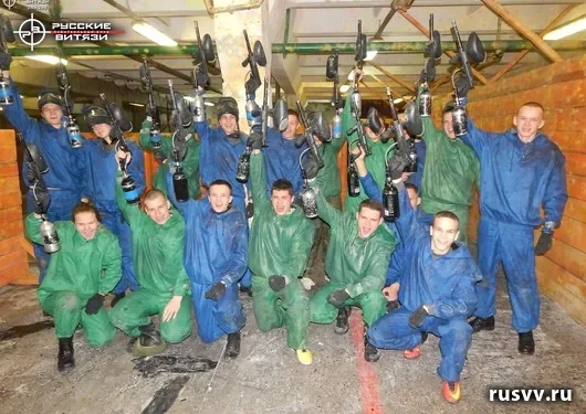 Пейнтбол в Вологде: команда в масках и с маркерами
