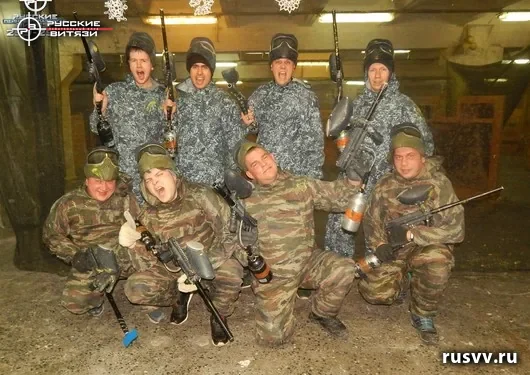 Пейнтбол в Вологде: команда в масках и с маркерами