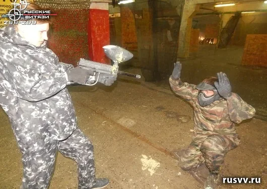 Пейнтбол в Вологде: команда в масках и с маркерами