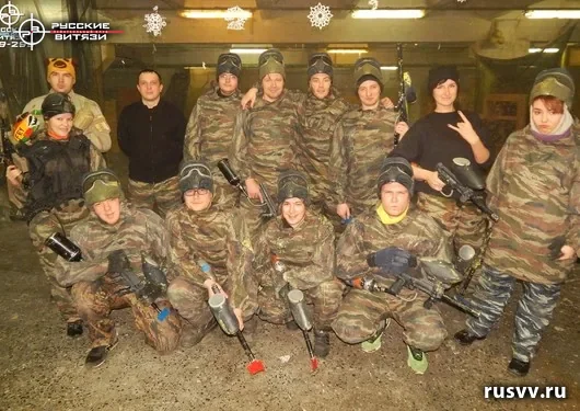 Пейнтбол в Вологде: команда в масках и с маркерами