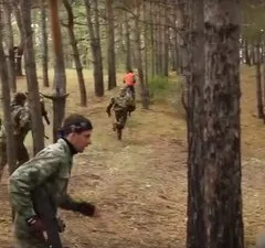 Игра в лазертаг в Вологде: команда на площадке